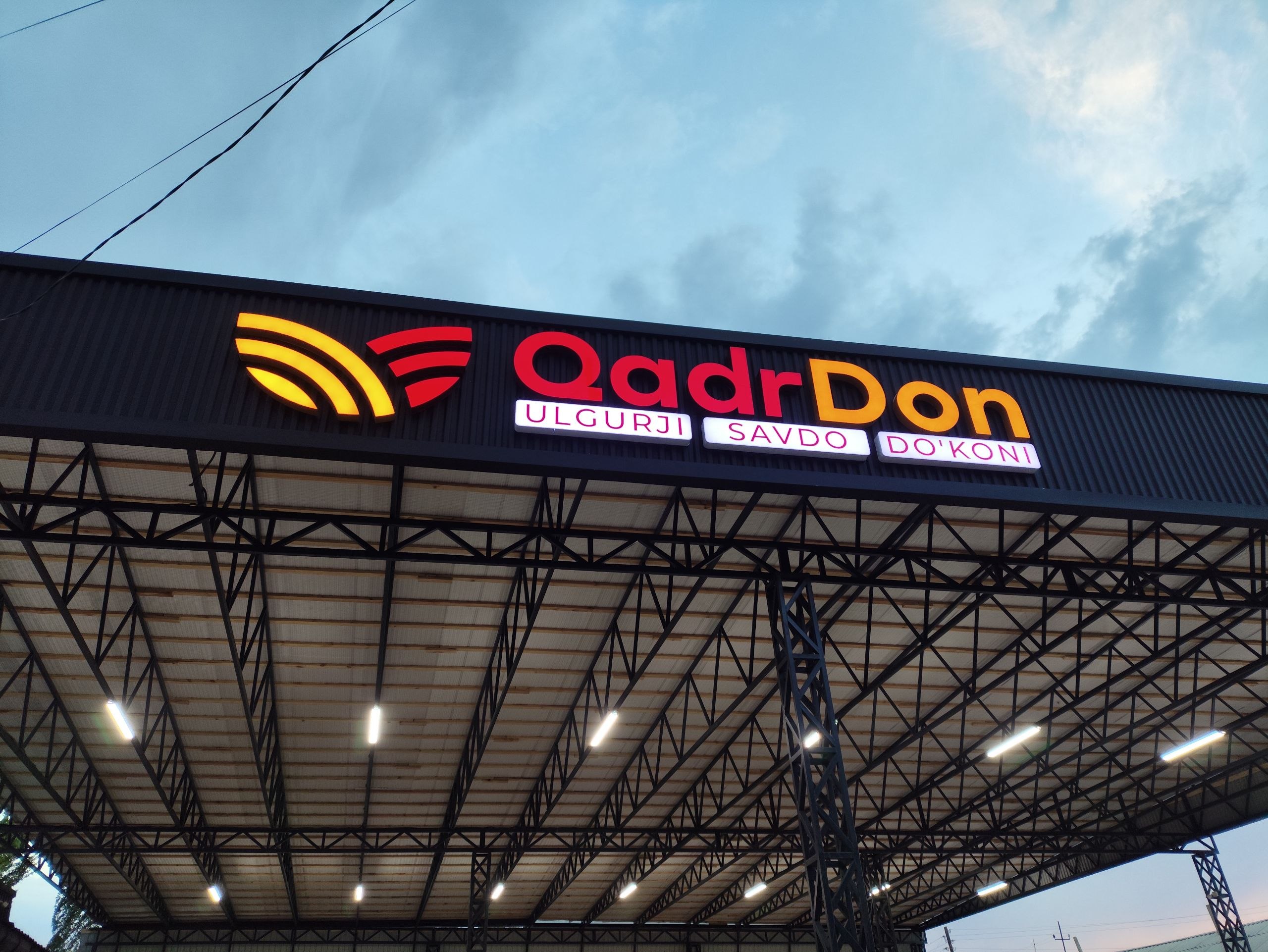 Qadrdon - ulgurji savdo do'koni uchun qilingan yonadigan bo'rtma xarf